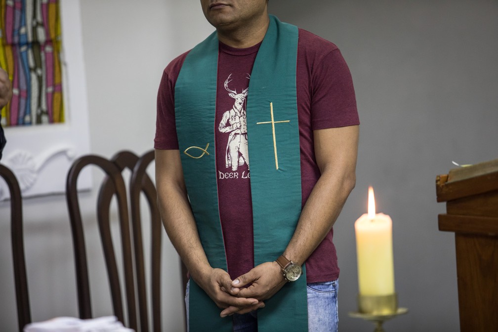 Pastor durante celebração de um culto inclusivo em São Paulo (Foto: Fábio Tito/G1)