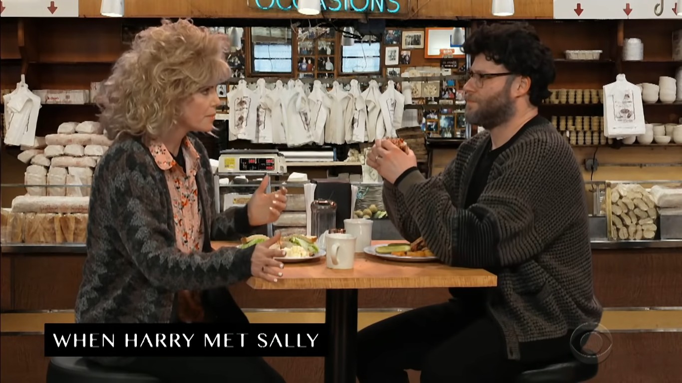 Charlize Theron e Seth Rogen recriando uma cena de Harry e Sally no programa de James Corden (Foto: Reprodução)