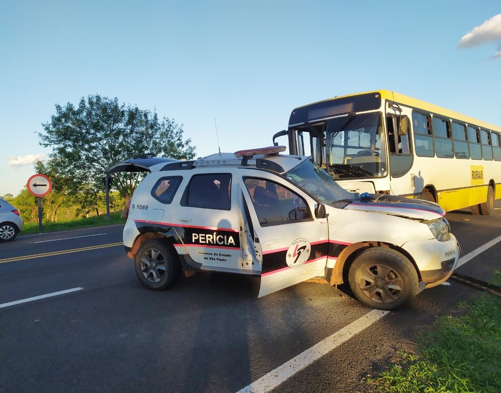 Colisão entre ônibus e viatura matou policial científica em Martinópolis (SP) — Foto: Bruna Bachega/TV Fronteira