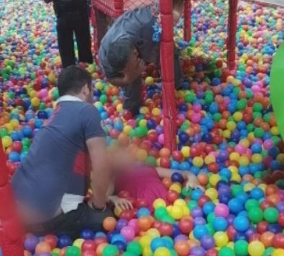 Menina caiu na piscina de bolinhas que fica embaixo da estrutura que quebrou no shopping em Marília (Foto: TV TEM / Reprodução )