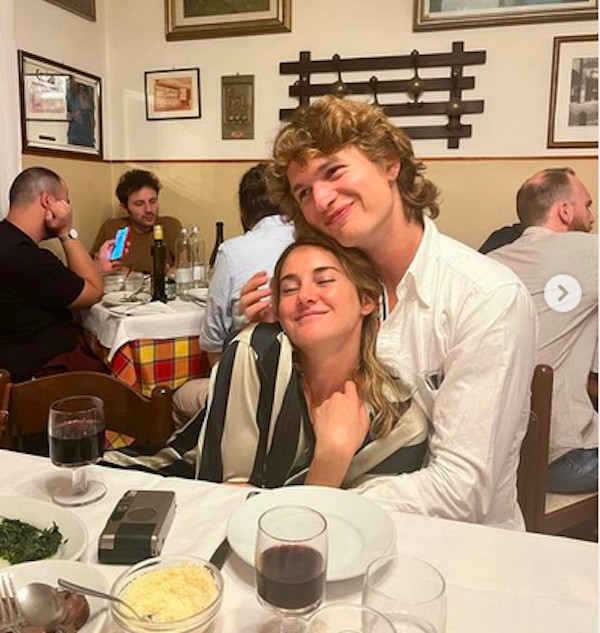 A atriz Shailene Woodley  e o ator Ansel Elgort em restaurante na Itália (Foto: Instagram)