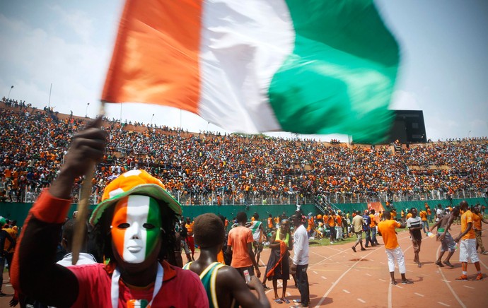 Costa do Marfim comemora título da Copa da África com torcedores (Foto: Reuters)