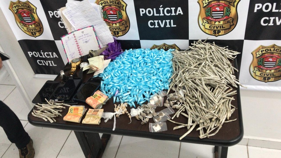 Foram apreendidas drogas durante opera&ccedil;&atilde;o de combate ao tr&aacute;fico &mdash; Foto: Divulga&ccedil;&atilde;o/Pol&iacute;cia Civil