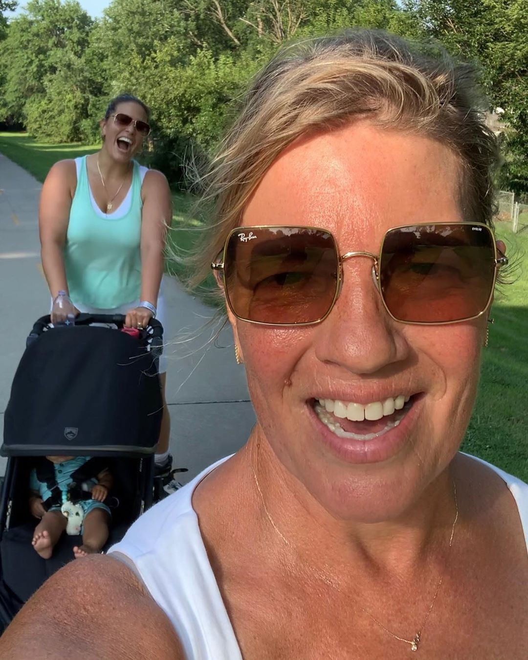 Ashley Graham passeia de patins com o filho Isaac e a sua mãe Linda (Foto: Reprodução/Instagram)