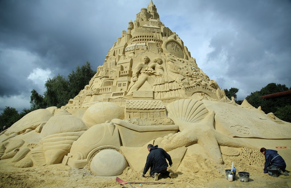 Alemanha finaliza castelo gigante de areia para tentar recorde mundial (Foto: Ina Fassbender/dpa via AP)