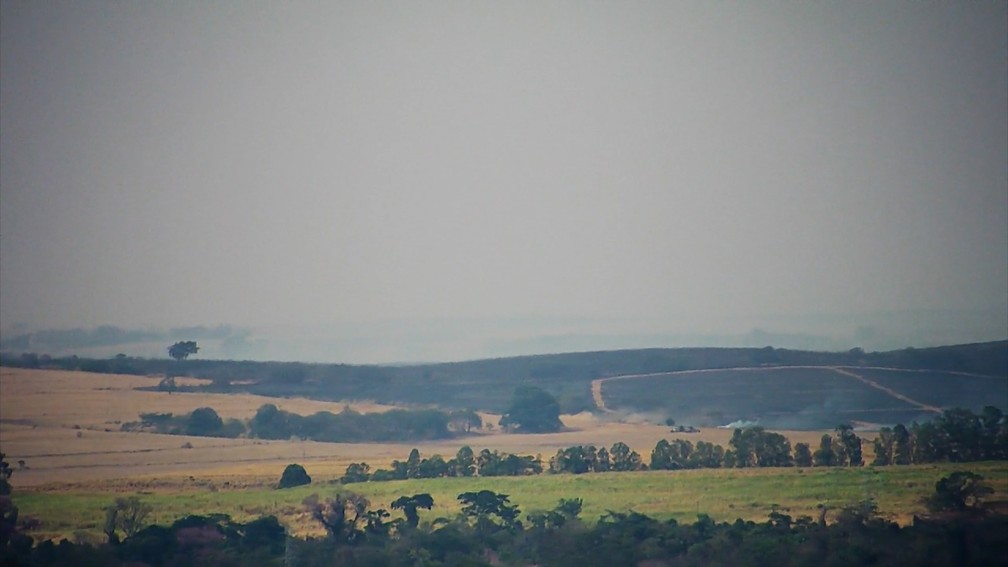 Incêndio em vegetação atingiu 400 mil metros quadrados e formou nuvem gigante de fumaça em Junqueirópolis — Foto: TV Fronteira