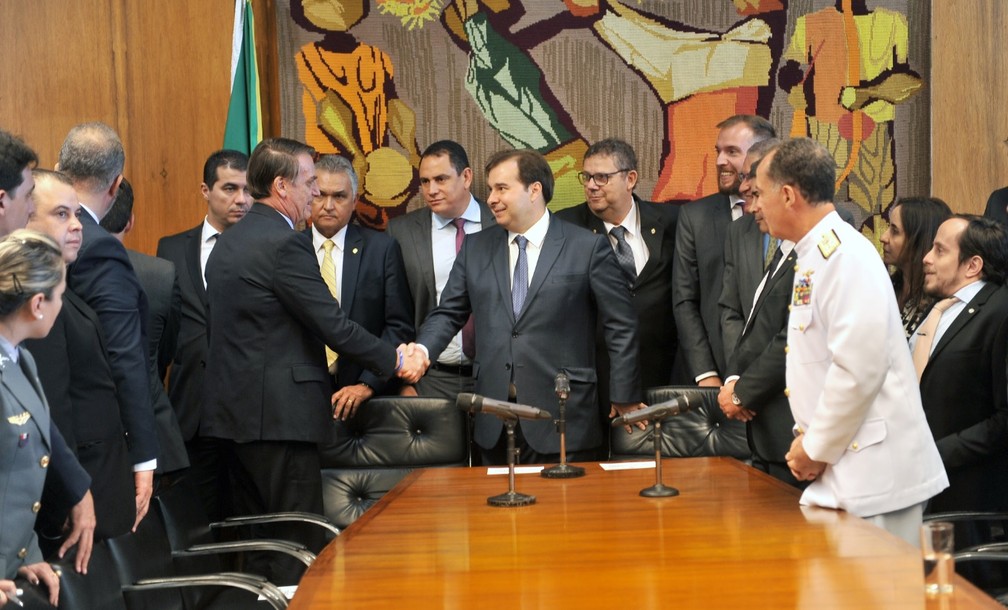 Presidente Jair Bolsonaro cumprimenta Rodrigo Maia, presidente da Câmara — Foto: J. Batista / Câmara dos Deputados