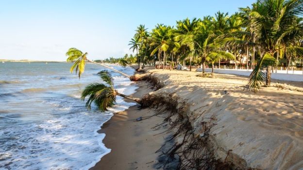 Praia erodida em Natal, no Rio Grande do Norte (Foto: Getty Images via BBC )