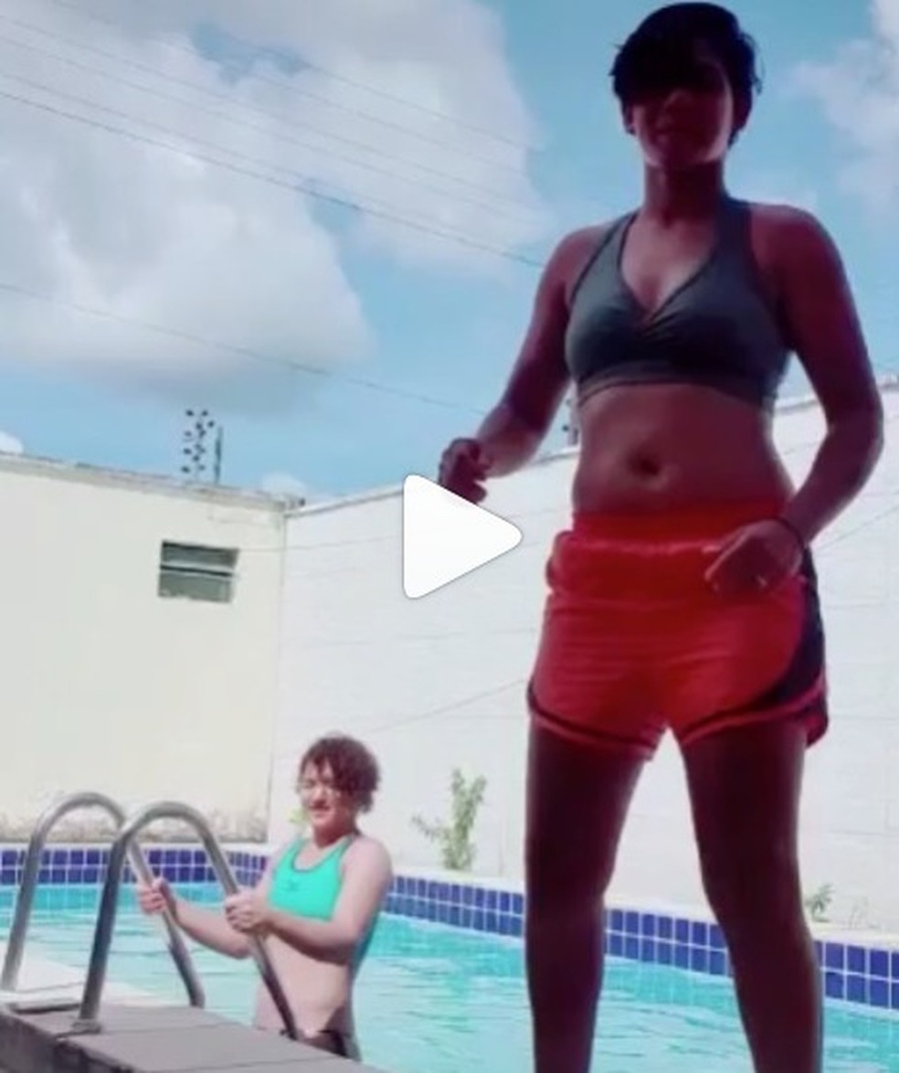 Em Quarentena Sarah Menezes Arrisca Dancinha Na Piscina Nao Ter O Que Fazer Inventa Judo Ge