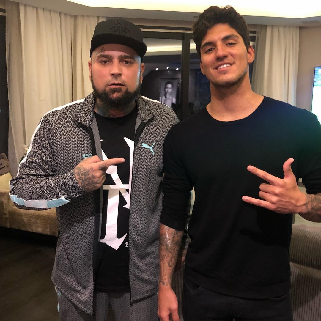 Adão Rosa com Gabriel Medina, no dia da tatuagem (Foto: Reprodução/Instagram)