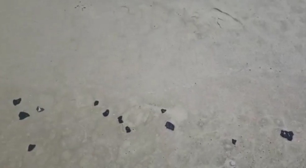 Manchas de óleo chegam a praias de Itacaré, no sul da Bahia — Foto: Divulgação/Projeto (A)mar
