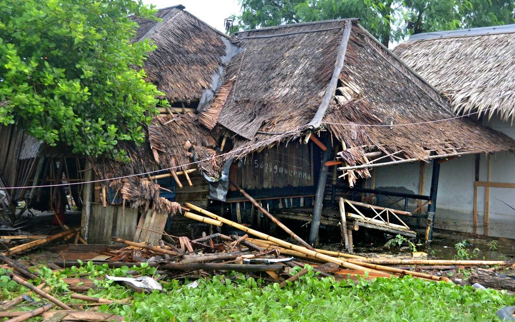 Casa danificada em Pandeglang — Foto: Muhammad Bagus Khoirunas / Antara Fotos / via Reuters