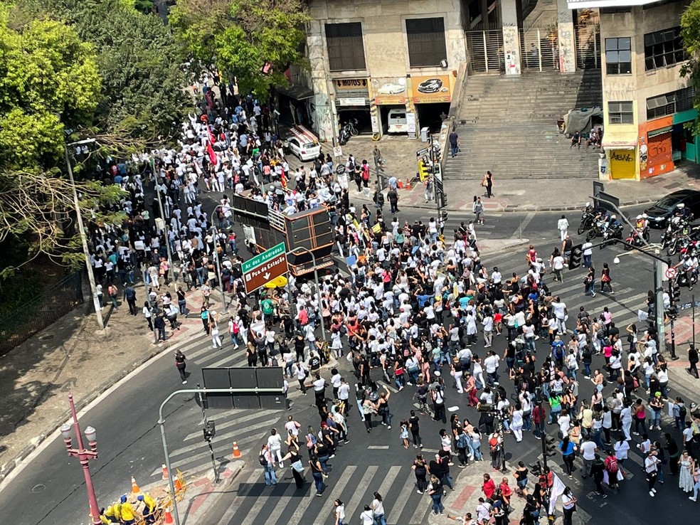 Dezenas de pessoas participaram da manifestação nesta quarta — Foto: Fred Bottrel / TV Globo