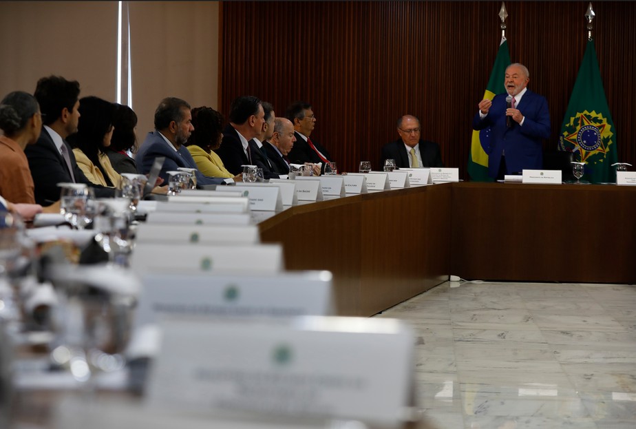 Lula discursa antes da primeira reunião com os 37 ministros