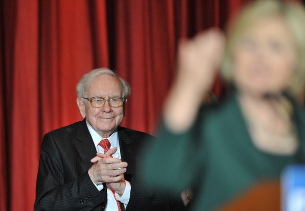 O bilionário Warren Buffett participa de comício da candidata democrata Hillary Clinton na cidade de Omaha (Foto: Steve Pope/Getty Images)