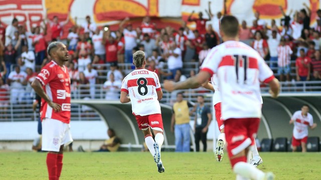 Juninho Valoura comemora o gol da vitória do CRB