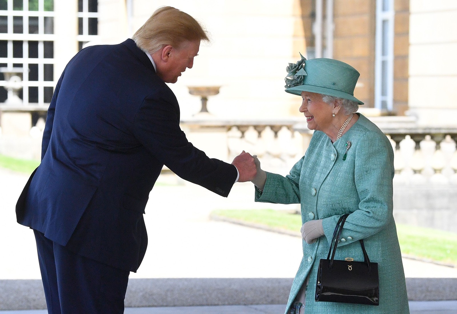 Em visita oficial à Inglaterra, o presidente Donald Trump, recebido pela rainha Elizabeth II no Palácio de Buckingham, chamou de “fracassado” oprefeito de Londres, Sadiq Khan, que o criticou. Ele já havia sugerido, na véspera, que o país saia sem acordo e dê calote na União Europeia AFP - 03/06/2019 — Foto: AFP/AFP
