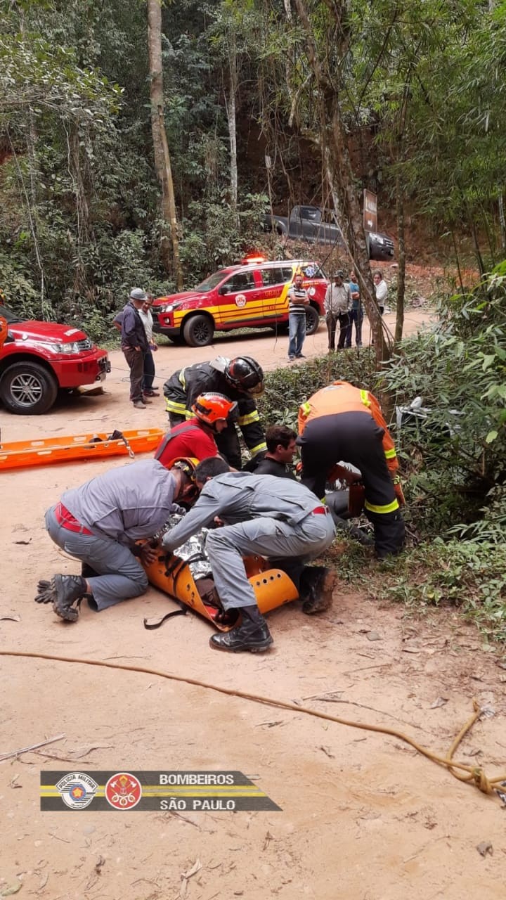 Idoso é resgatado após cair em ribanceira em Jambeiro 