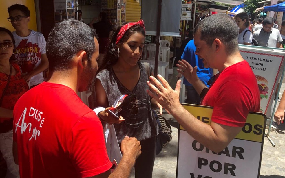 Antes de entrar para fazer as provas do Enem, Thayná Martins parou para orar com voluntários, na Universidade Católica de Pernambuco — Foto: Marina Meireles/G1