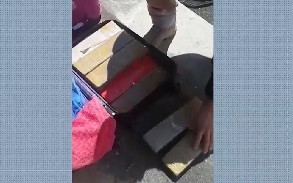 Mulher é presa na BA após ser flagrada com 35 kg de maconha em malas dentro de ônibus — Foto: Reprodução / TV Santa Cruz 