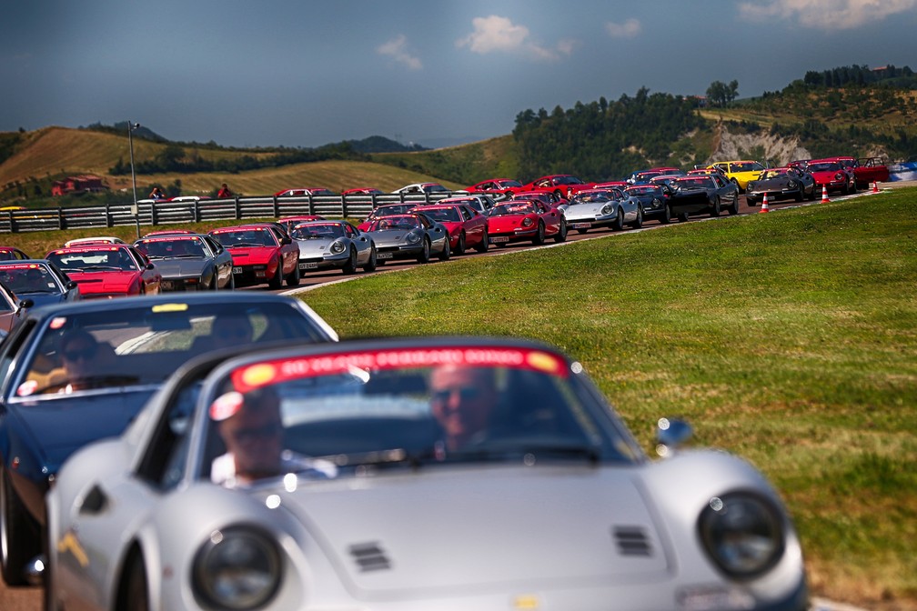 150 donos de Ferrari Dino se encontram em Maranello (Foto: Divulgação/Ferrari)