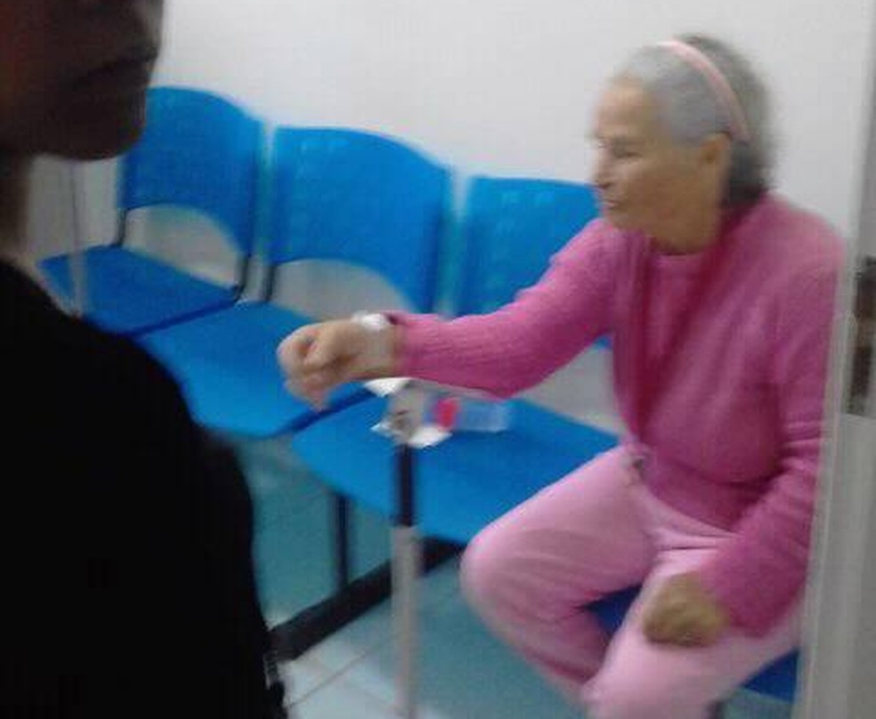 Idosa foi retirada do local após moradora ouvir gritos de socorro (Foto: Arquivo pessoal/Marcelo Augusto de Lima)