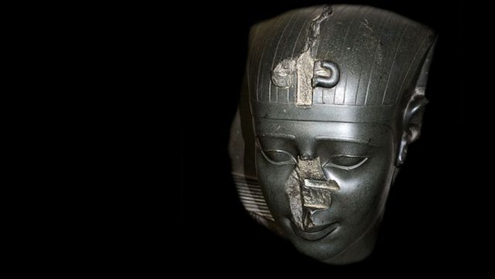 Pesquisa revelou que a ausência dos narizes, como nesta cabeça de uma estátua de um rei da Trigésima Dinastia (por volta de 370 aC), não era casual — Foto: Getty Images/Via BBC