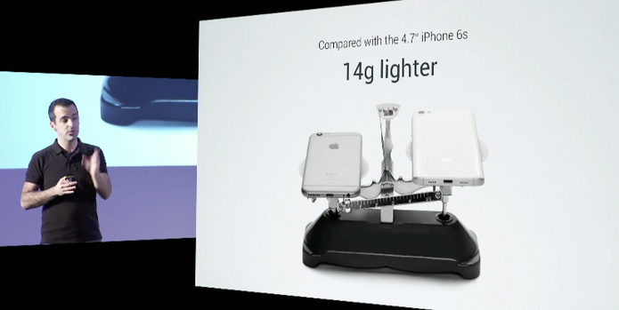 Mi 5 é mais leve do que o iPhone 6S (Foto: Reprodução /Youtube)