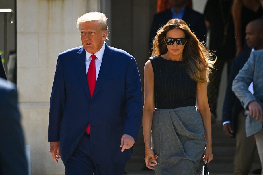 Ex-presidente dos EUA, Donald Trump, ao lado da mulher, Melania, depois de votar na Flórida