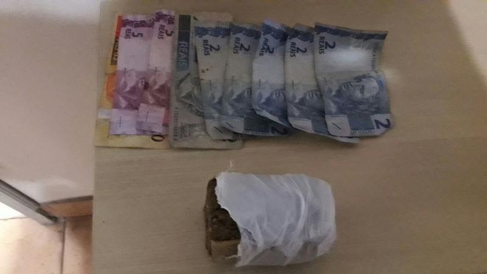 Um tijolo de maconha e dinheiro foram encontrados no carro dos suspeitos  (Foto: Divulgação/Nosso Informativo)
