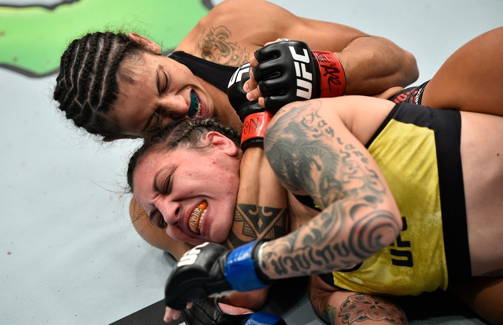 Mara Romero Borella finalizou Kalindra Faria ainda no primeiro round no UFC 216 (Foto: Getty Images)
