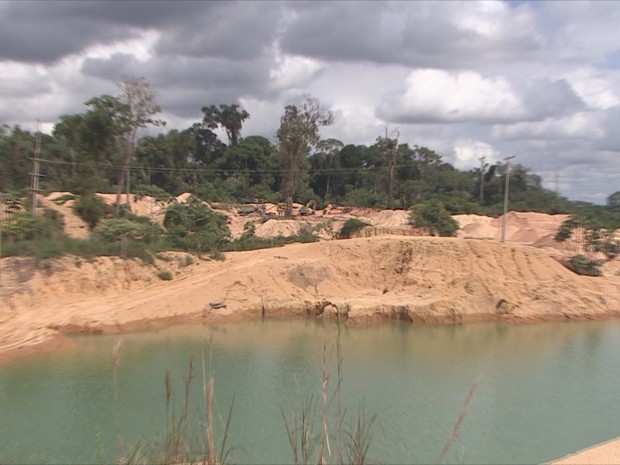 Segundo Ibama, local onde garimpo foi aberto era apenas um pequeno riacho (Foto: Rede Amazônica/ Reprodução)