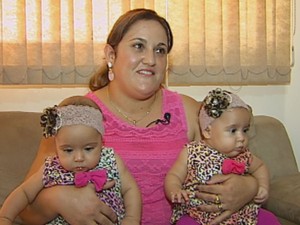 Patrícia deu à luz a duas meninas há cinco meses  (Foto: Reprodução / TV TEM)
