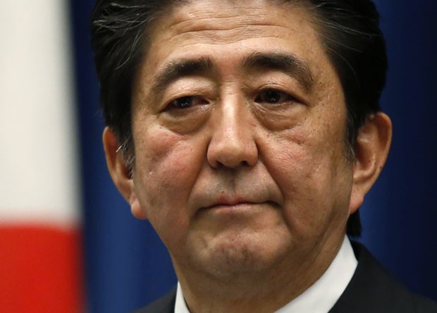 Premiê do Japão, Shinzo Abe, em entrevista coletiva em sua residência oficial em Tóquio nesta terça-feira (18) (Foto: Toru Hanai/Reuters)
