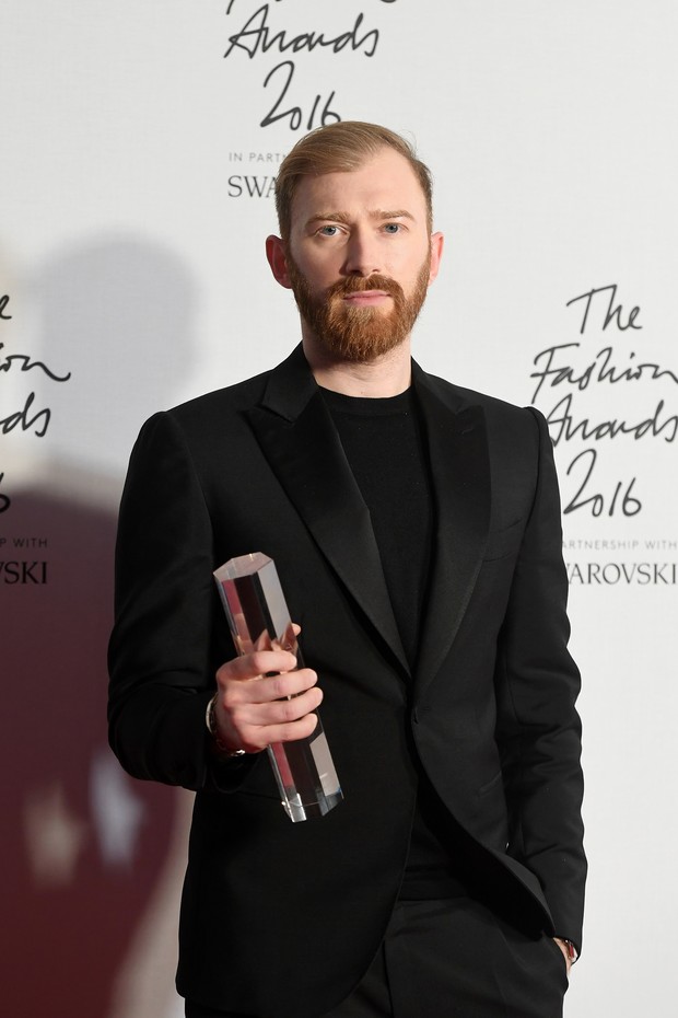 LONDON, ENGLAND - DECEMBER 05:  Demna CEO Guram Gvasalia poses in the winners room after winning the International RTW Designer Award at The Fashion Awards 2016 at Royal Albert Hall on December 5, 2016 in London, England.  (Photo by Stuart C. Wilson/Getty (Foto: Getty Images)