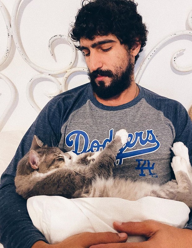 Renato Góes e seu gato (Foto: Reprodução Instagram)