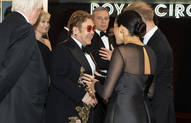 LONDON, ENGLAND - JULY 14: Prince Harry, Duke of Sussex and Meghan, Duchess of Sussex chat with British singer-songwriter Elton John at the European Premiere of Disney's "The Lion King" at Odeon Luxe Leicester Square on July 14, 2019 in London, England.   (Foto: Getty Images)