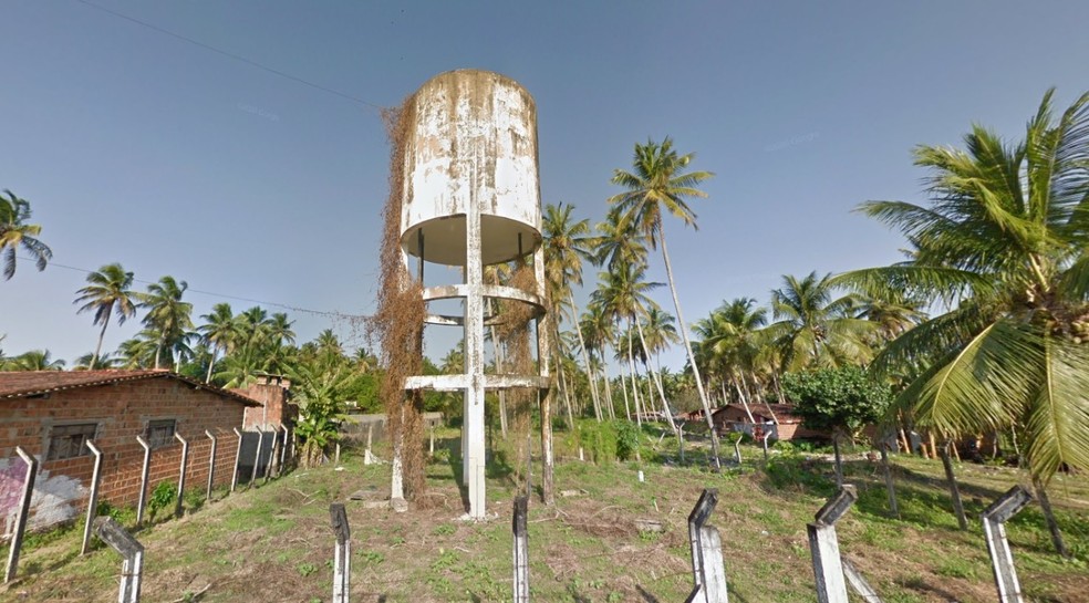 Caixa d'&aacute;gua cai sobre trabalhador em Arez &mdash; Foto: Google Maps