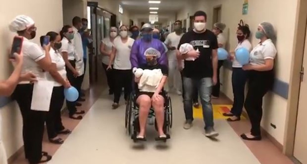 Mulher que teve neném premautura após ter Covid-19 segura filha no colo pela primeira vez — Foto: Reprodução