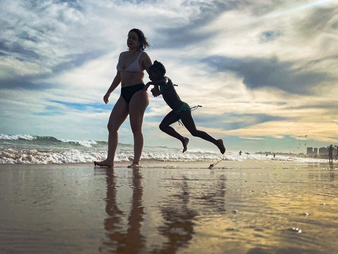 Leandra Leal curte praia com a filha, Julia (Foto: Reprodução/Instagram)
