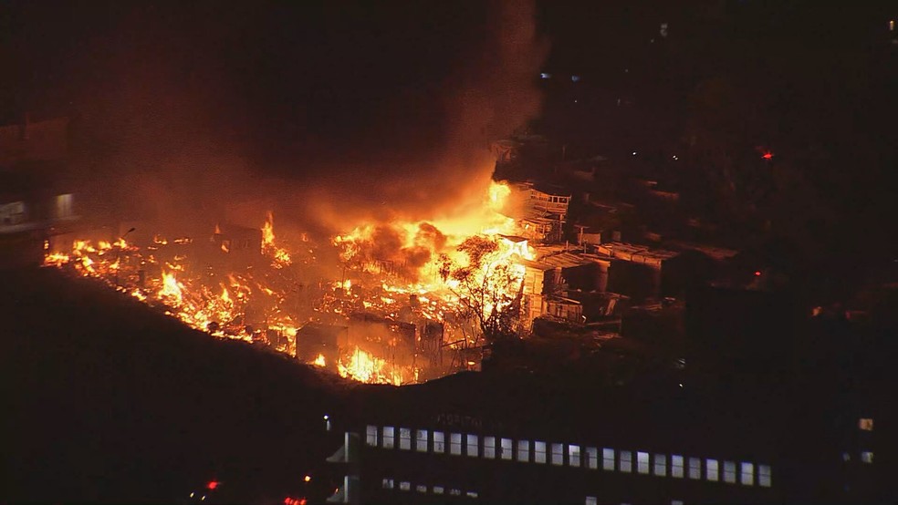 Incêndio atinge comunidade do Boi Malhado na Zona Norte da capital paulista — Foto: TV Globo