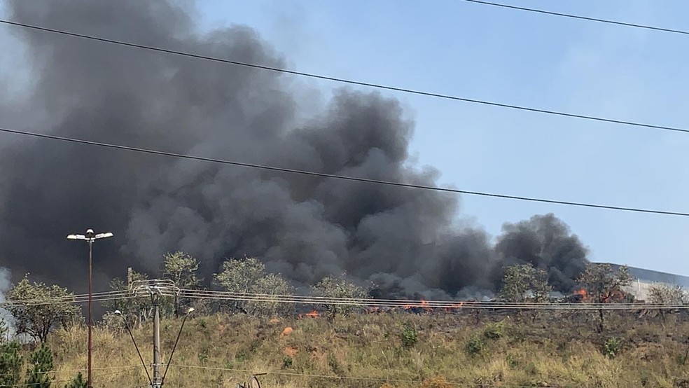 Fábrica de pneus multada pela Cetesb volta a ser atingida por incêndio em Mairinque — Foto: Antônio Ferreira/TV TEM