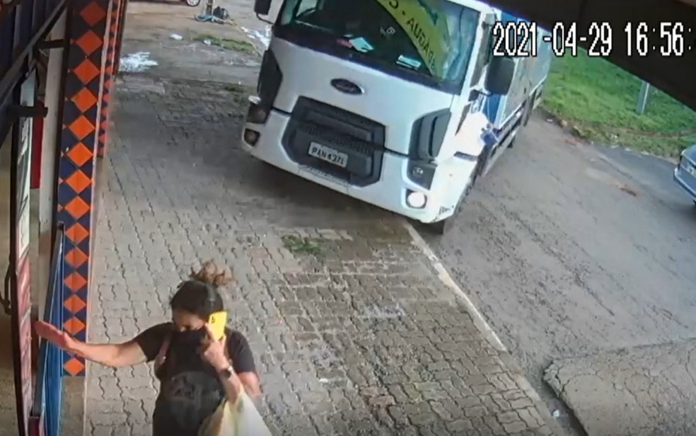Mulher quase é atingida por caminhão desgovernado em Valparaíso de Goiás — Foto: Imagens: Reprodução/TV Anhanguera