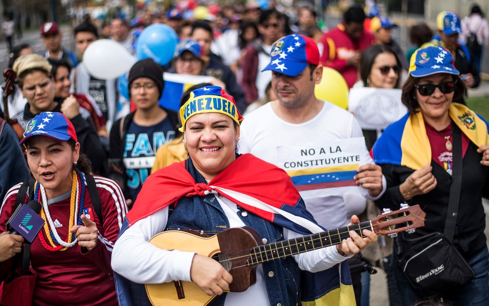 Comunidade venezuelana no Peru protestam durante caminhada pacífica pelas ruas de Lima no domingo (30), durante a votação da Assembleia Constituinte da Venezuela (Foto: AFP)