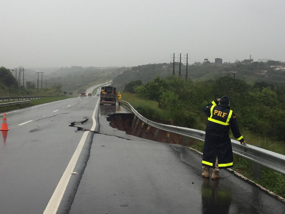 Parte do asfalto da BR-230 cedeu por causa das chuvas na Para&iacute;ba &mdash; Foto: Keila Melo/PRF