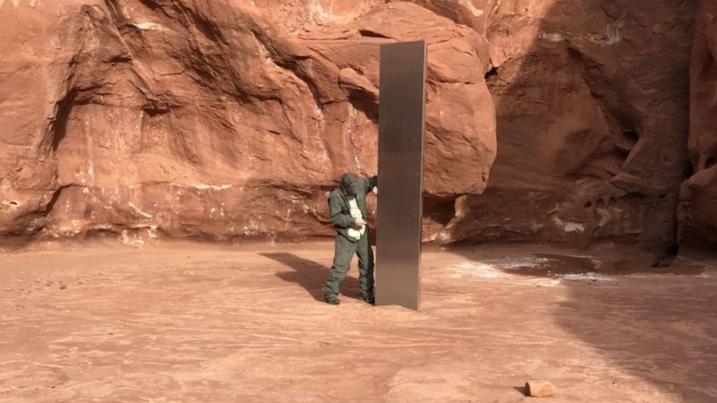 Estrutura monolítica mede mais de 3 metros de altura — Foto: Departamento de Segurança Pública de Utah/BBC