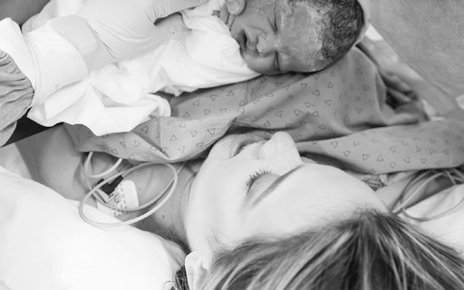 Milena Toscano mostra fotos do nascimento do filho: "Esperamos muito por esse momento"