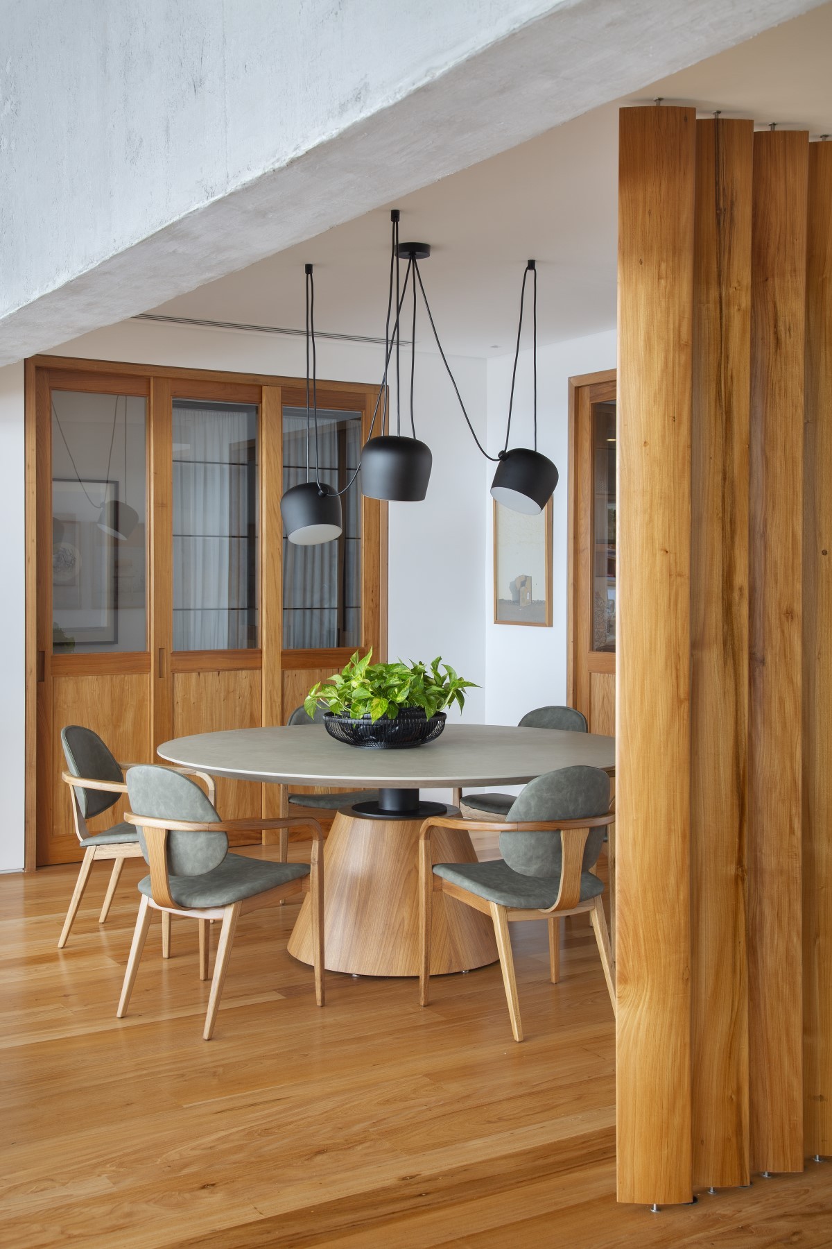Com o pendente Aim Dimlux, da marca Flos, a sala de jantar ganhou movimento. A mesa de jantar Kolonn é da Novo Ambiente e as cadeiras Omar, do Arquivo Contemporâneo (Foto: Divulgação / MCA Estúdio)
