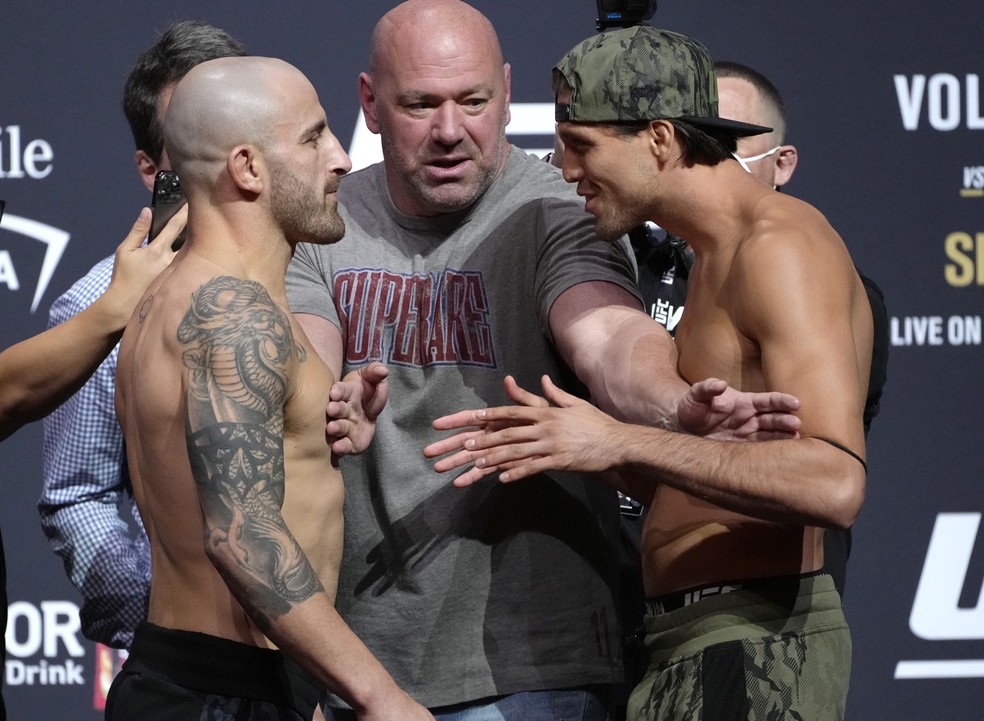 Alexander Volkanovski e Brian Ortega se provocam na encarada do UFC 266 — Foto: Getty Images