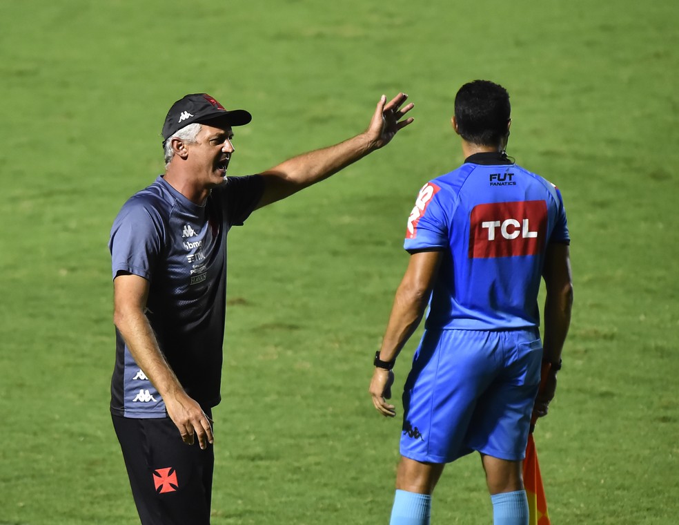 Lisca reclama com a arbitragem — Foto: André Durão